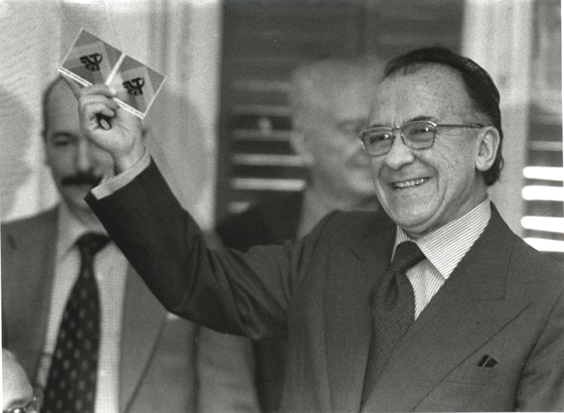 Santiago Carrillo enseña su carnet del PCE, en la primera rueda de prensa que celebra  en España.  Madrid, 1976.